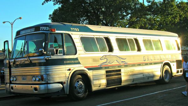 Greyhound Bus Line (1964 GM PD 4106 — GBL)