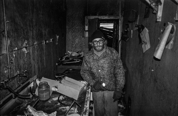 На фотографии автор приведённых выше снимков Сергей Подгорков в фотолаборатории после пожара (автор этого изображения Валерий Потапов)