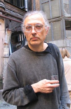 Виктор Лапицкий во дворе клуба. Санкт-Петербург, 4.09.2004. (Открытие клуба «Платформа»)